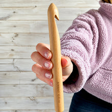 bobbiny-16mm-wooden-crochet-hook-in-hand